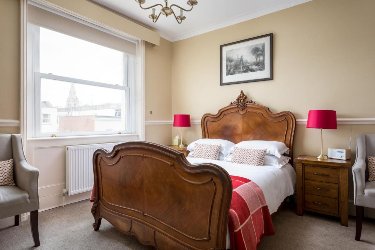 Crossways Guest House 첼튼엄 외부 사진