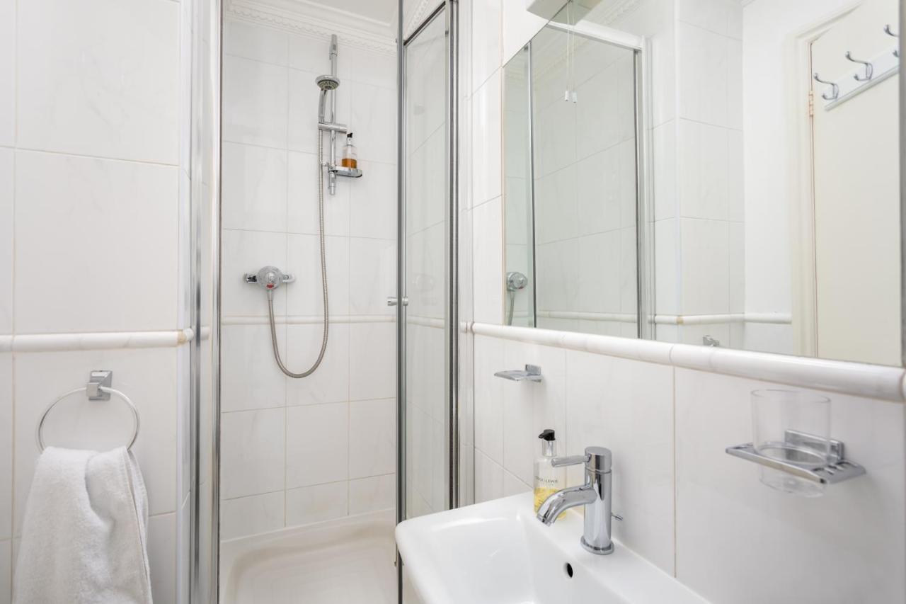 Crossways Guest House 첼튼엄 외부 사진