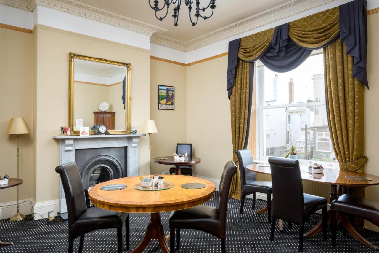 Crossways Guest House 첼튼엄 외부 사진